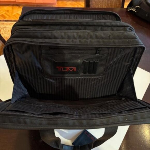 TUMI - Executive expandable Laptop Briefcase - Picture 4 of 7